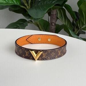 💎✨ Authentic Louis Vuitton Essential V Bracelet 7"